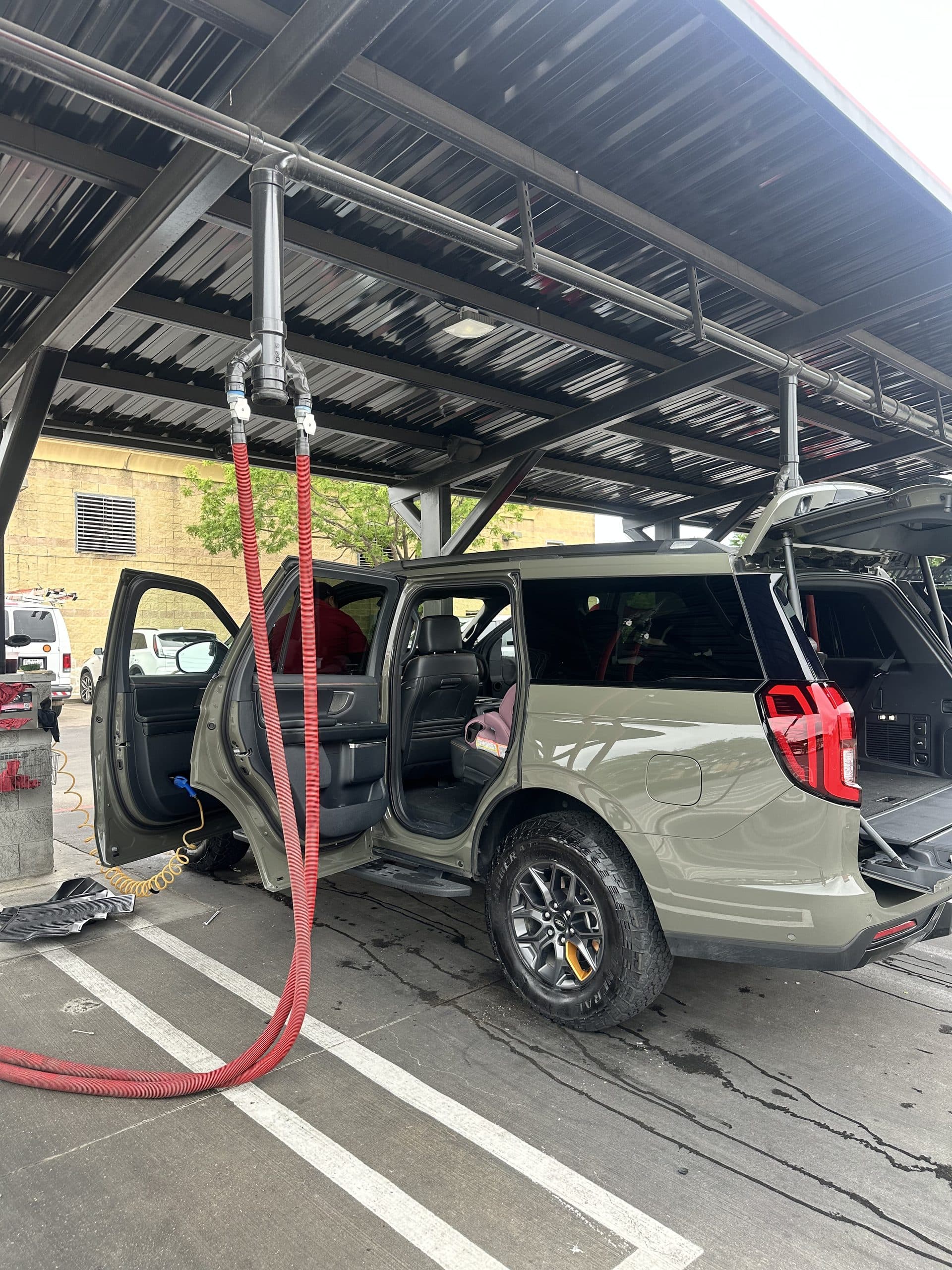 An SUV at the Blast vacuum bays